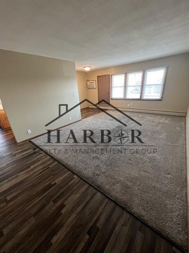 Building Photo - Cozy 2 Bed, 1 Bath – Perfect for Roommates...