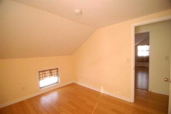 Building Photo - 7099 Lakeshore Rd