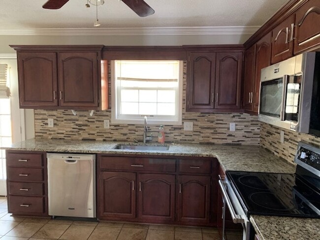 Building Photo - BEAUTIFUL 3 BEDROOM HOME
