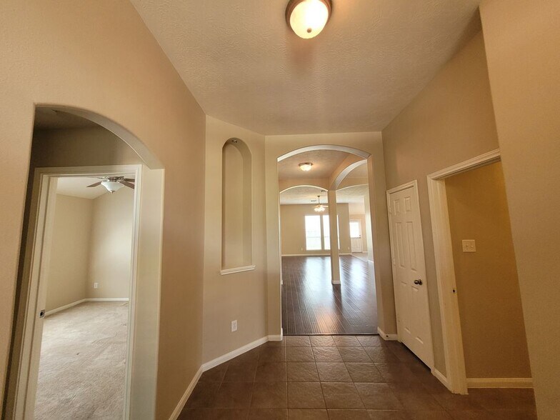 Building Photo - 11826 Fortune Park Dr