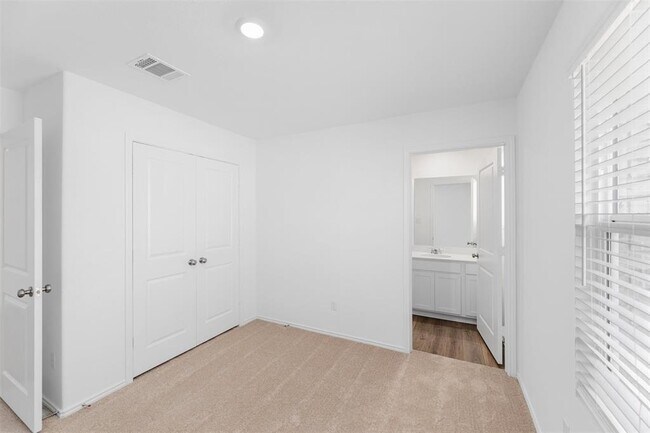 Building Photo - 627 Waterway Ave