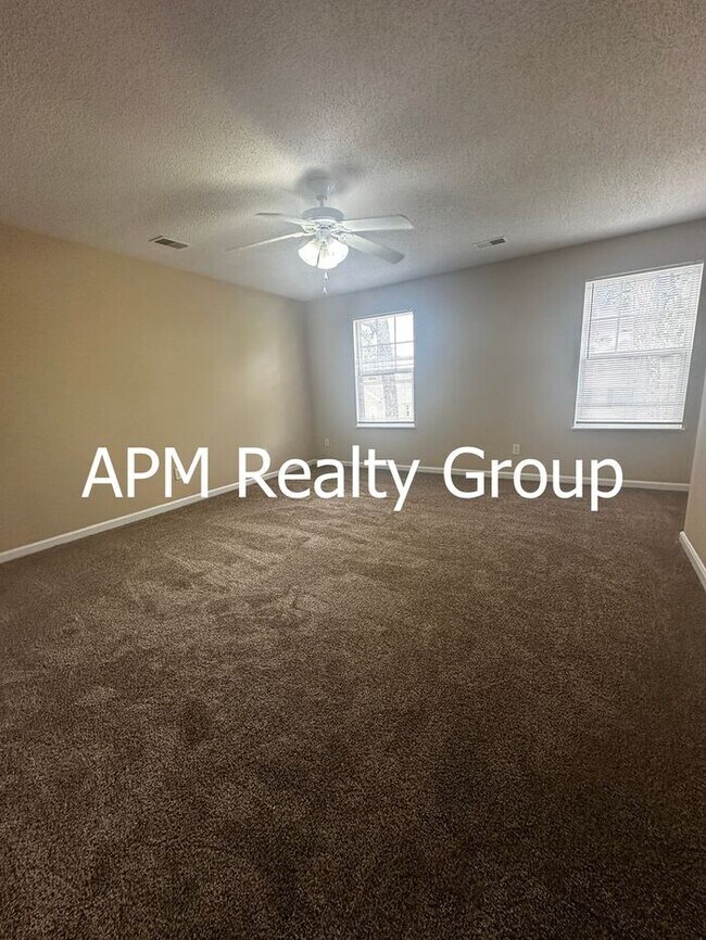 Building Photo - Spacious & Inviting Home Perfect for Comfortable Everyday Living