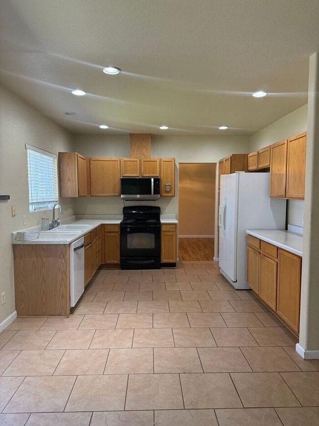 Building Photo - Spacious 3BR/2.5BA Home in Northwest Reno