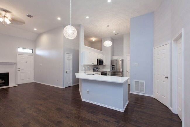 Building Photo - 653 Spring Valley Rd