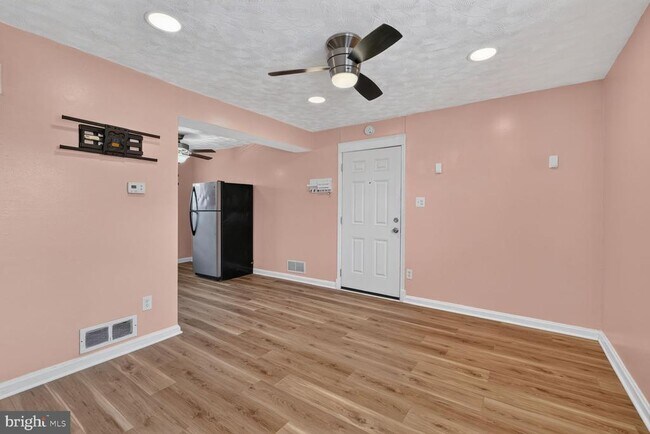 Building Photo - 2437 Iverson St