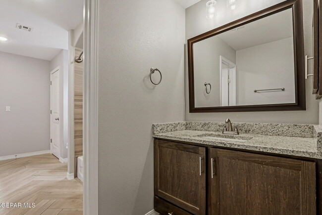 Building Photo - 672 La Entrada Cir
