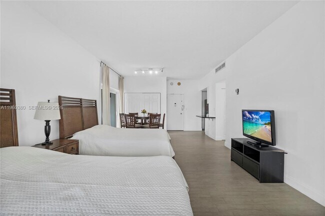 Building Photo - 500 Bayview Dr