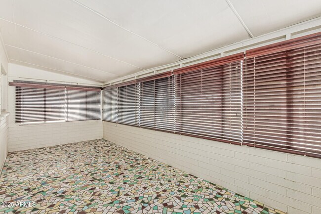 Building Photo - 11441 W Lakeshore Dr