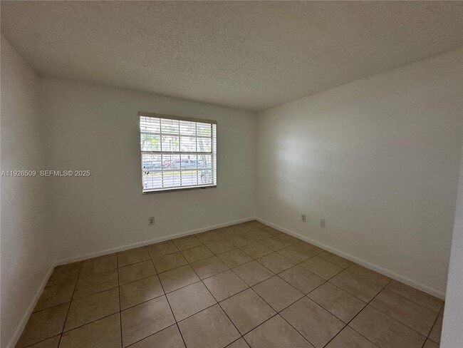 Building Photo - 2651 SE 19th Ct