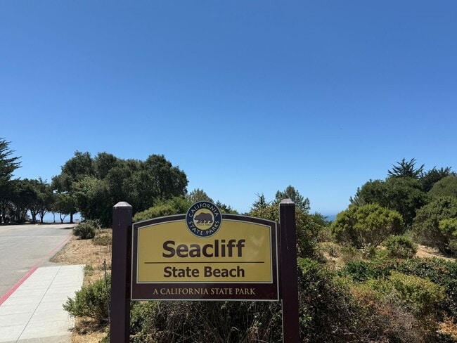 Building Photo - Spacious and Bright 3BR 2BA Seacliff Home - Close to the Beach!