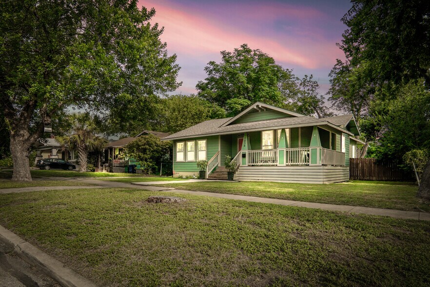 Building Photo - 1038 W Mistletoe Ave