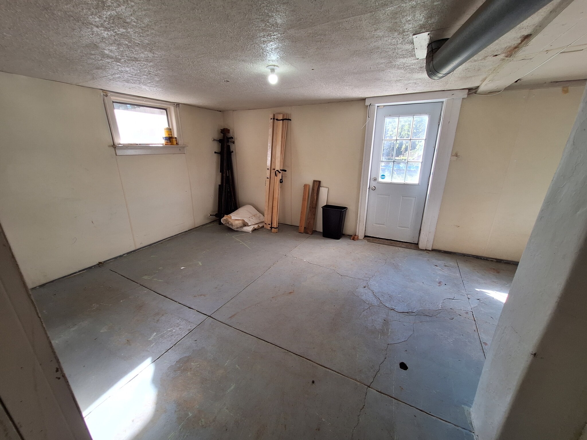 Basement with back access - 2908 Wurtele Ave