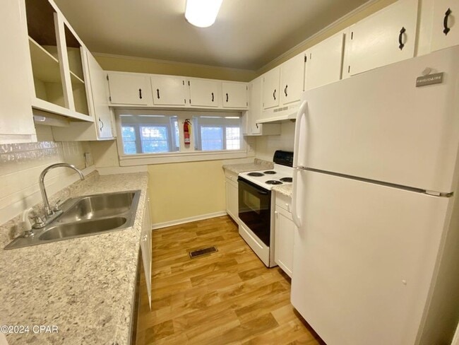 Building Photo - Home Centrally Located in Marianna, FL
