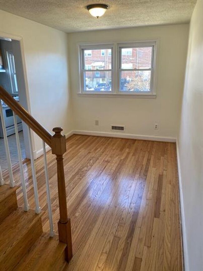 Building Photo - Two Bedroom Home