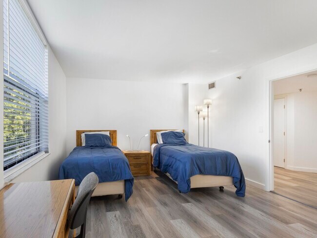 Building Photo - 955 Egret Cir