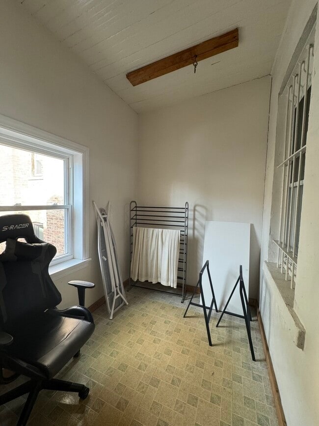 Building Photo - 1006 S Oakley Blvd