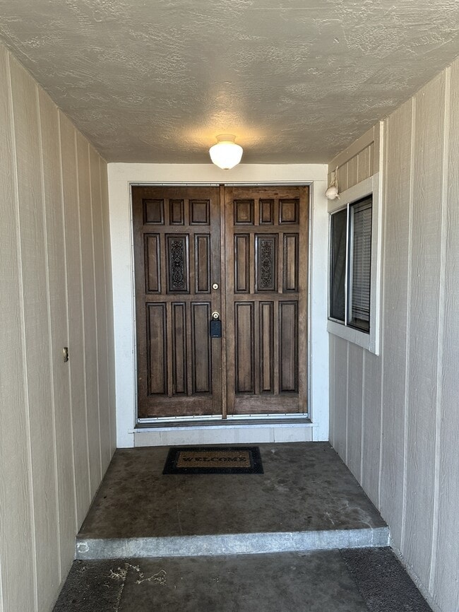Building Photo - MANTECA 3 BEDROOM 2 BATH HOME