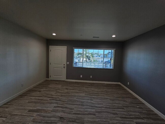 Building Photo - Newly Remodeled 2 Bedroom / 1 Bath! Call o...