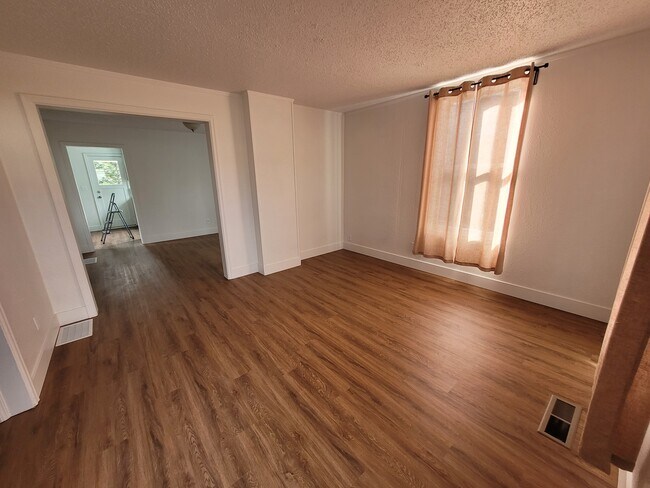 Building Photo - 1574 SE Sherrett Street