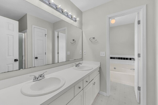 Building Photo - Charming 3BR/2.5BA Home with 2-Car Garage & Fenced Yard in Citadel Woods — West Ashley