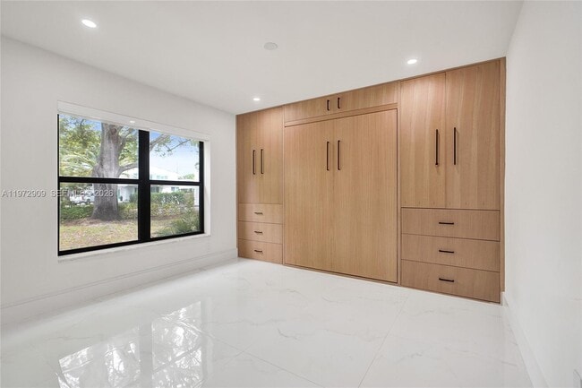 Building Photo - 9901 SW 79th Ave