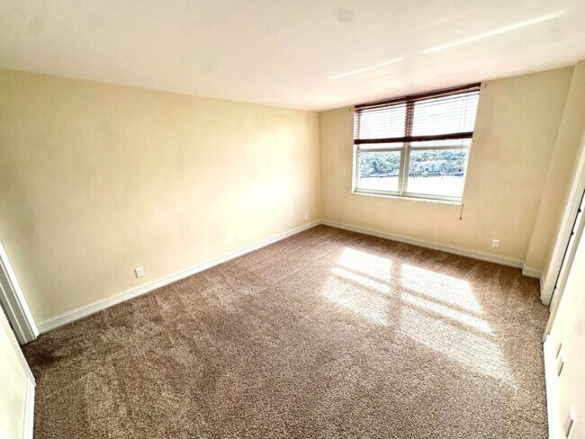 Building Photo - 1 Las Olas Cir