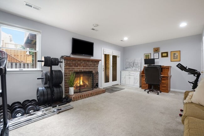 Building Photo - Gorgeous 2BR/3.5BTH Townhome in desirable Neighborhood of StoneyBrook in Rockville