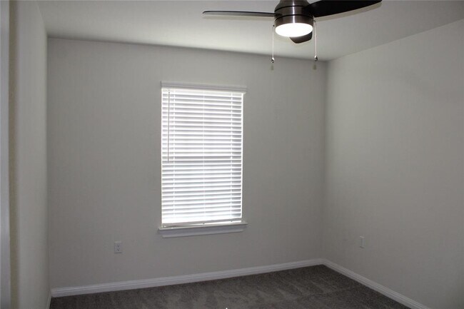 Building Photo - 13902 Ilex Dr