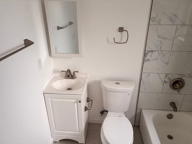 Building Photo - 3 bedrooms 3 baths home in San Diego. WATE...