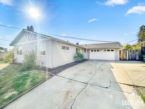 Building Photo - Beautiful 3BD/2BA with Updated Kitchen, 2-Car Detached Garage and A/C in Clairemont!