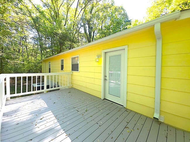 Building Photo - Welcome to this charming 3 bedroom, 2 bath...