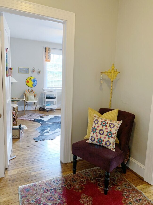 Building Photo - 3 Bedrooms 2 Bathrooms with fenced in back...