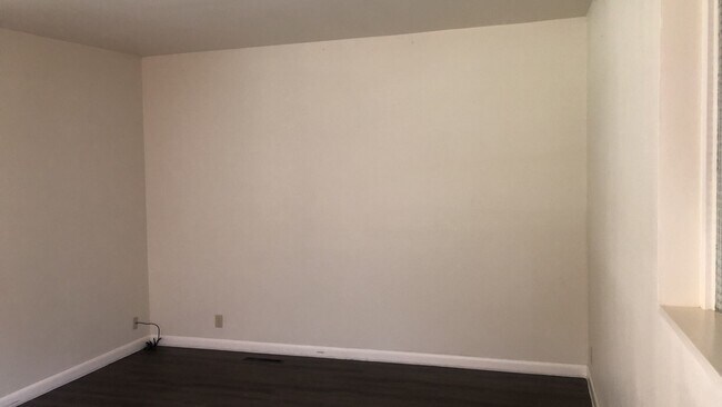 Building Photo - 1313-1315-1315 NE Harvey Rd