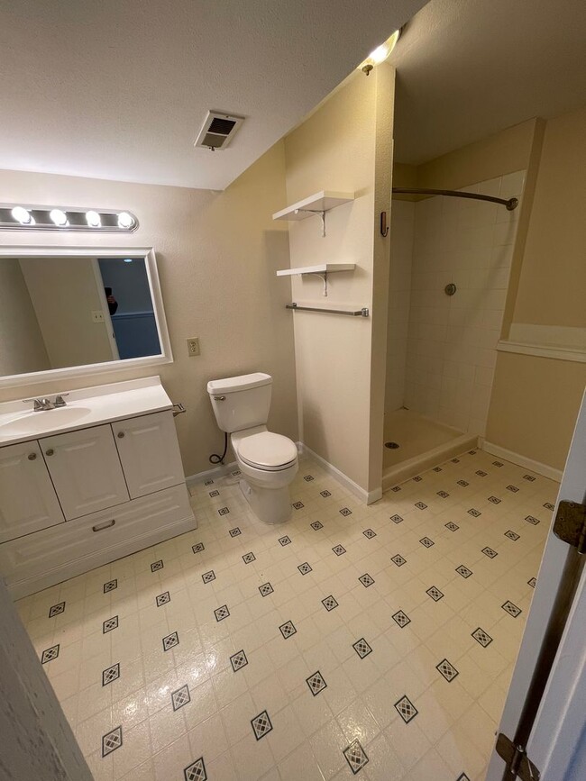 Building Photo - 3 Bedroom Home in South Anchorage!