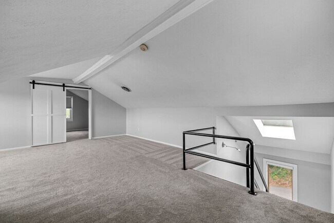 Building Photo - *Beautifully Updated & Spacious 4BD/2.5BA Single Family Home Available in South Side Slopes*
