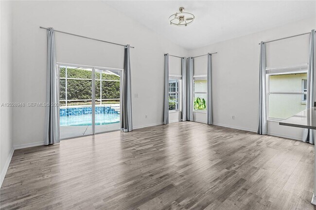 Building Photo - 434 Castlemain Cir
