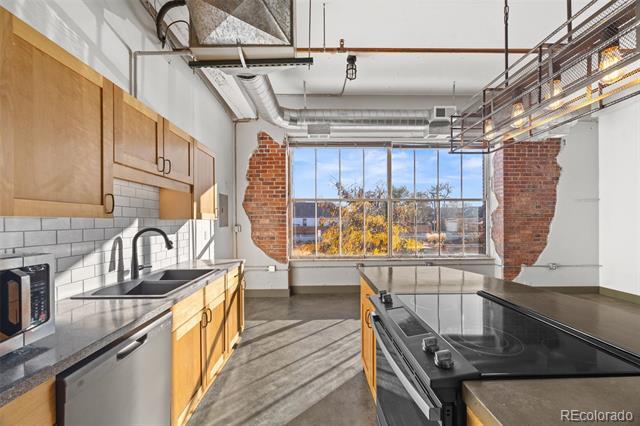 Building Photo - 1777 E 39th Ave