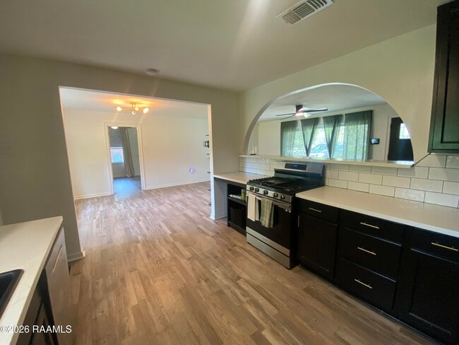 Building Photo - 9922 N Parkview Dr