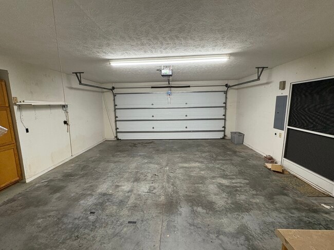 Building Photo - 886 Castlewood Dr