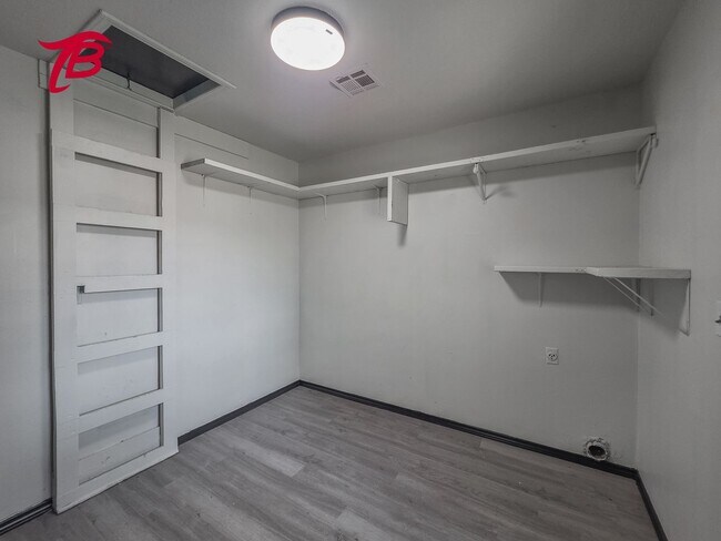 Building Photo - Charming 4-Bedroom Home with Spacious Yard