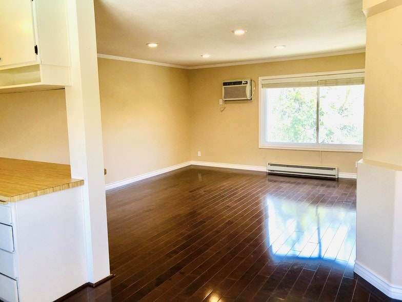 Building Photo - 3907 La Crescenta Ave