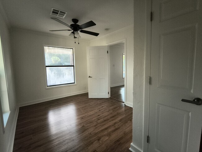 Building Photo - 206 S Elm St
