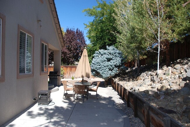 Building Photo - Beautiful 4 br, 2 bath, 2 car garage Home in Sparks.