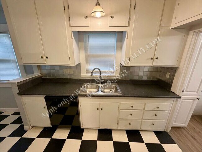Building Photo - Beautiful Waldo Home-Available NOW!!