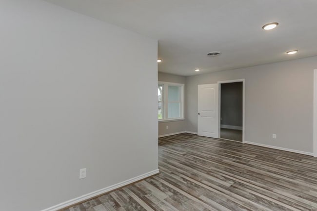 Building Photo - 5635 Belarbor St