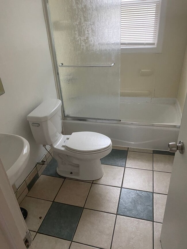 Building Photo - 3 bedroom, 1 bath bungalow with basement and 1 car garage