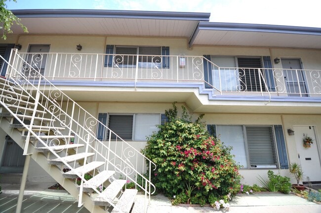 Building Photo - 121 W Arrellaga St