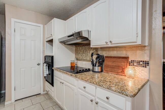 Building Photo - 8633 Knoxville Dr