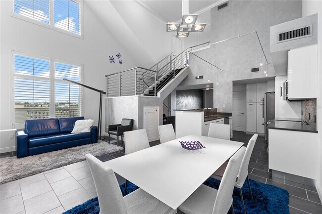 Building Photo - 800 N Tamiami Trl