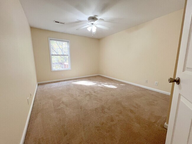 Building Photo - 528 Luxury Dr